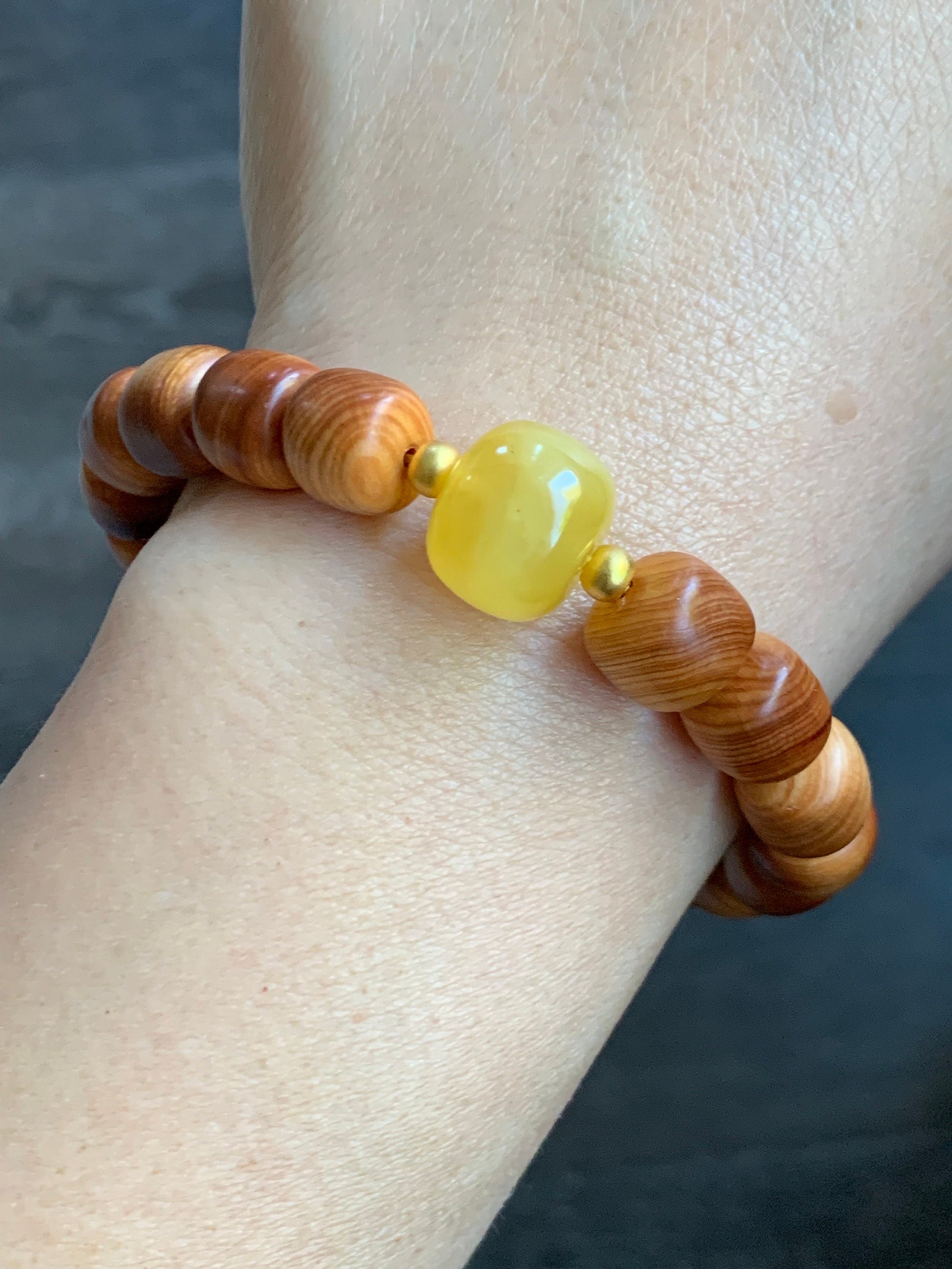 Natural YaBai Thuja Tall Drum Beads & Aged Rich Yellow “Beewax” Tree Resin Bead Beaded Bracelet 24K Yellow Gold 7.25” 天然崖柏鼓珠蜜蜡大鼓珠足金珠手串