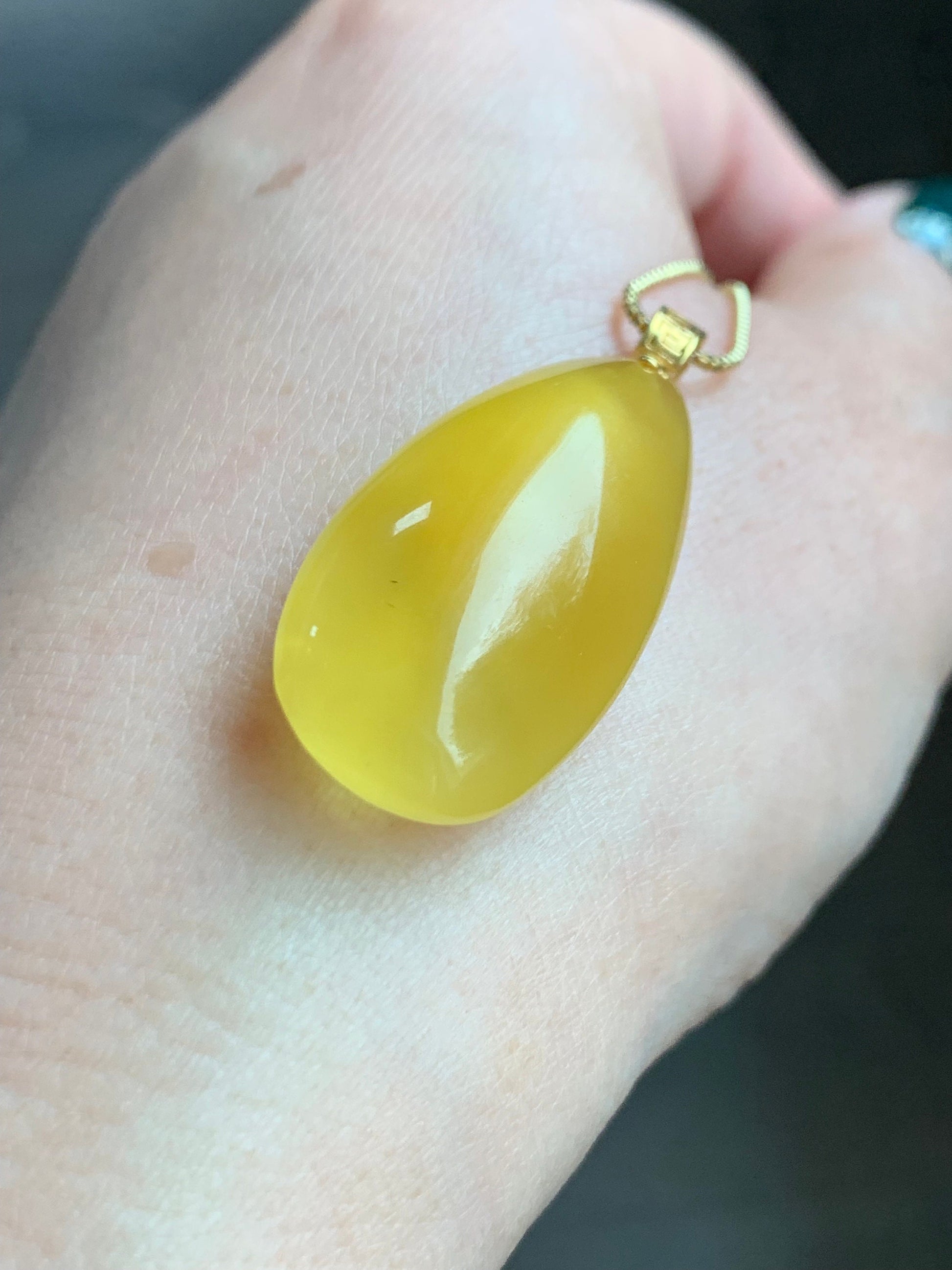 Natural Large Teardrop Fossilized Tree Resin Honey Beewax Rich Golden Yellow Transparent Pendant 18K Yellow Gold Bail 3g 天然大水滴单颗镶嵌K金吊坠